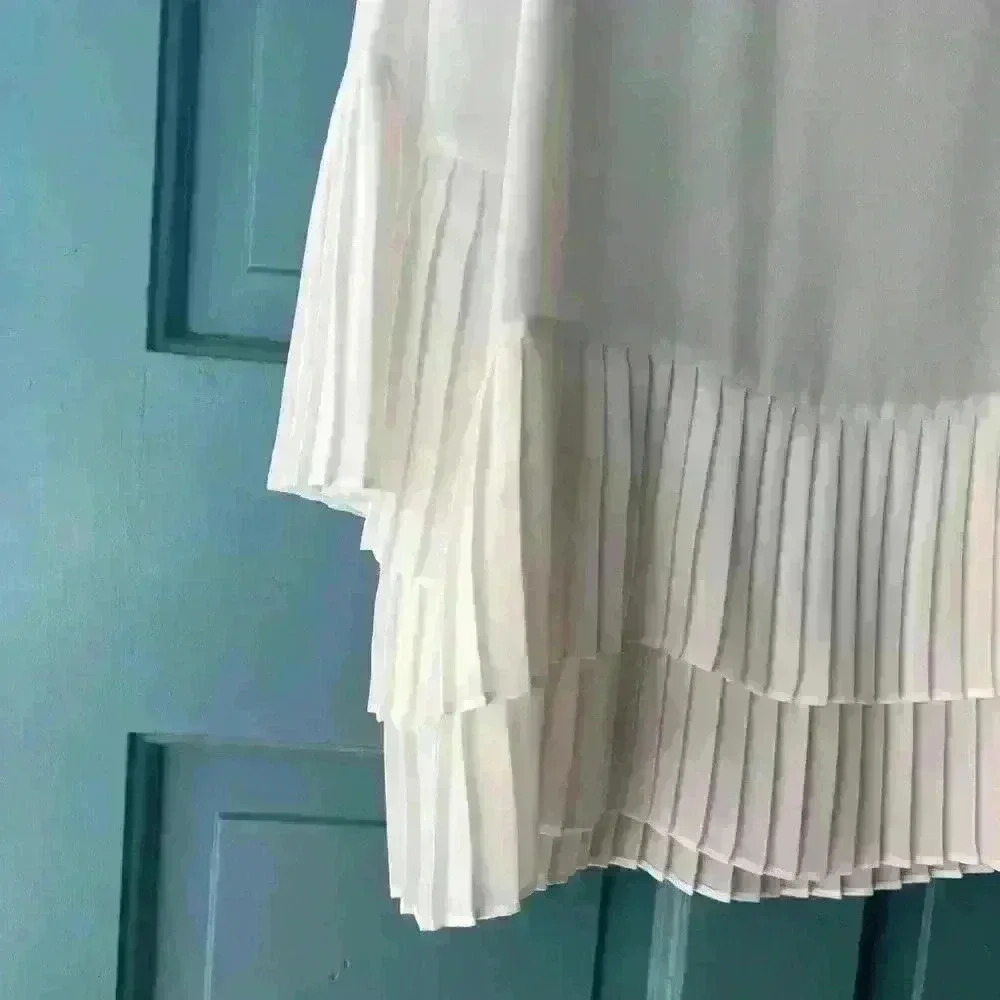 Simply Vera Vera Wang- White top with pleated detail- Medium - Picture 3 of 5